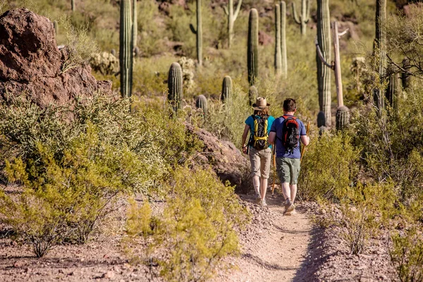 Dos excursionistas en sendero resistente — Foto de Stock