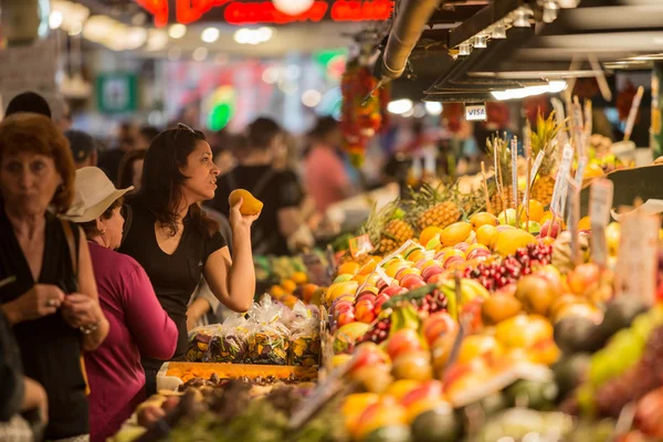 Mulher comprando frutas no Pike Street Market — Fotografia de Stock