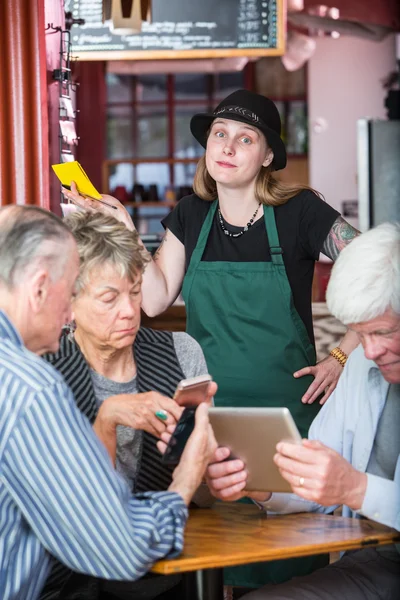 Waiter  waiting payment from customers — Stock Photo, Image
