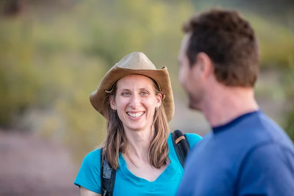 Mujer sonriente con el hombre en la caminata por la naturaleza —  Fotos de Stock