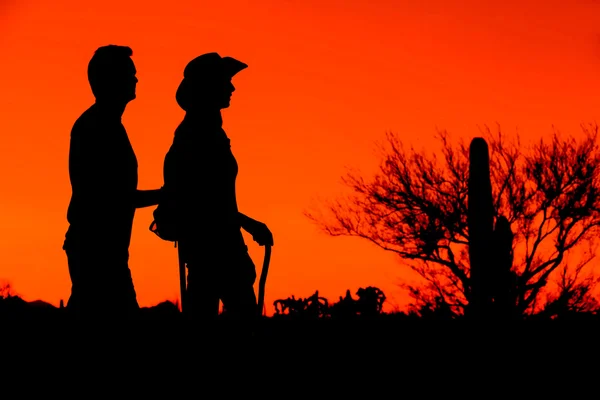 Desert hikers in the American Southwest — Stock Photo, Image