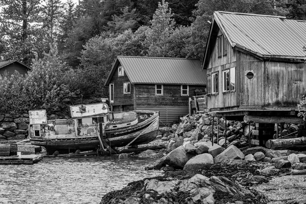 Gebäude am Wasser und eine verlassene Boa — Stockfoto