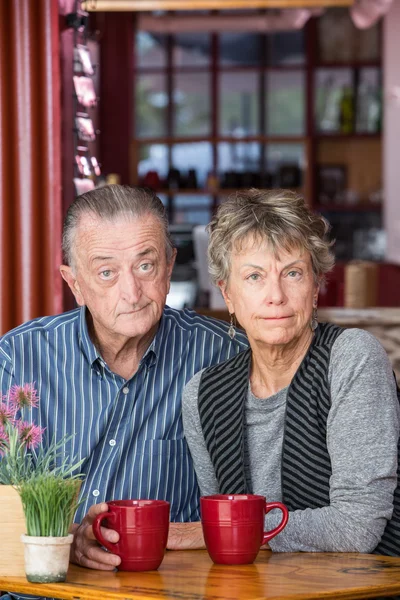 Скептически зрелая пара в кофейне — стоковое фото