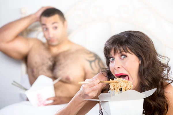 Rijpe vrouw soppily met vriendje eten — Stockfoto