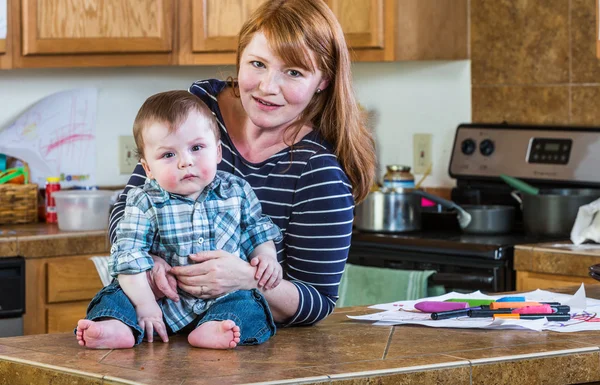 Madre posa con suo bambino — Foto Stock