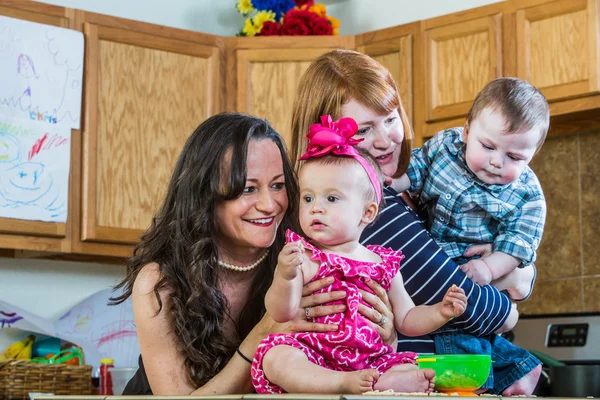 Mütter spielen mit ihren Babys — Stockfoto