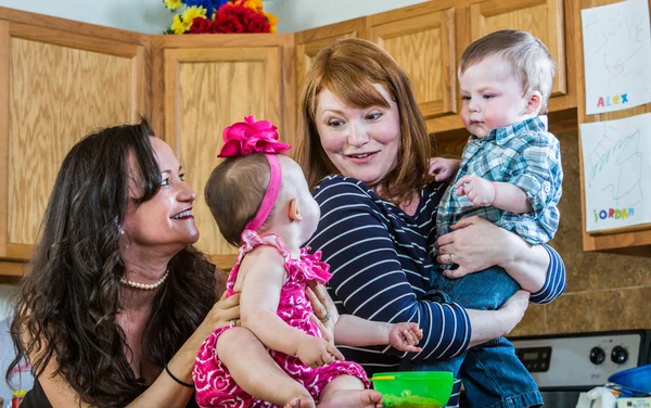 Madres juegan con sus bebés — Foto de Stock