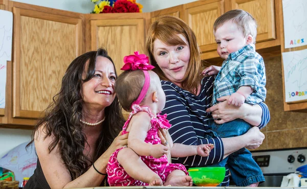 Madres juegan con sus bebés — Foto de Stock