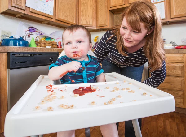 Donna alimenta il bambino — Foto Stock