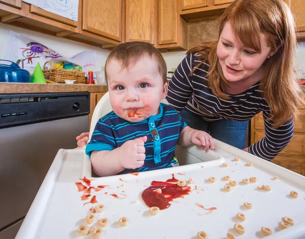 Frau füttert Baby — Stockfoto