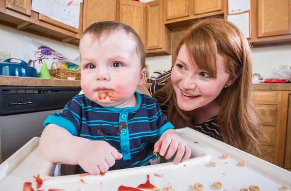 Vrouw Feeds Baby — Stockfoto