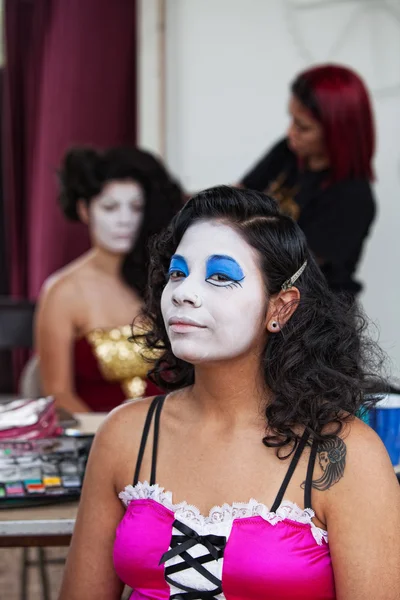 Performer in White Makeup — Stock Photo, Image