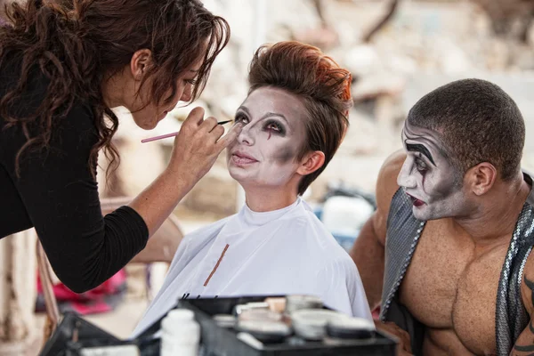 Payasos consiguiendo maquillaje —  Fotos de Stock