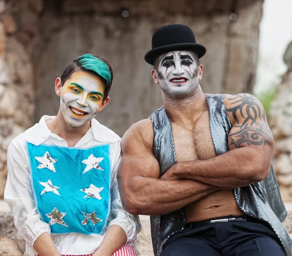 Hombre fuerte con payaso de circo — Foto de Stock