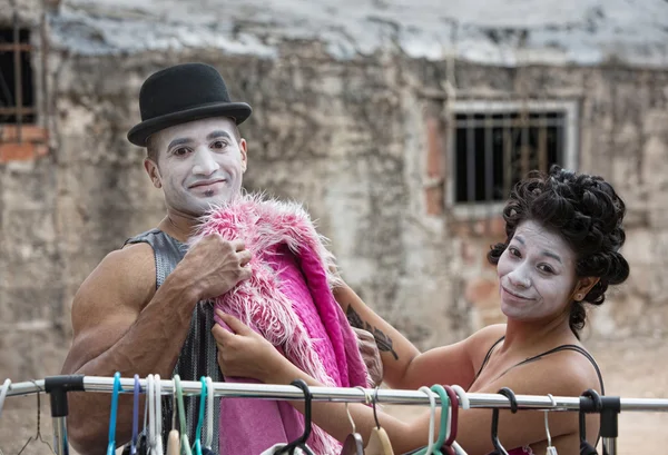 Payasos del Cirque que se ajustan a la capa rosa — Foto de Stock