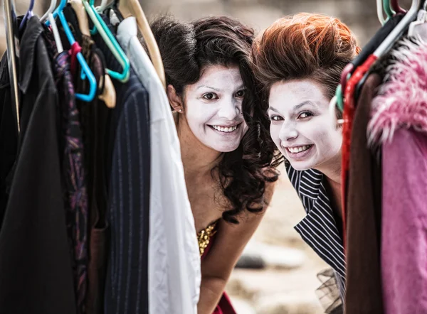 Clown peeking da vestiti rack — Foto Stock