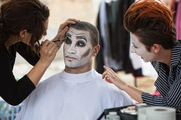 Zirkusclowns backstage schminken — Stockfoto