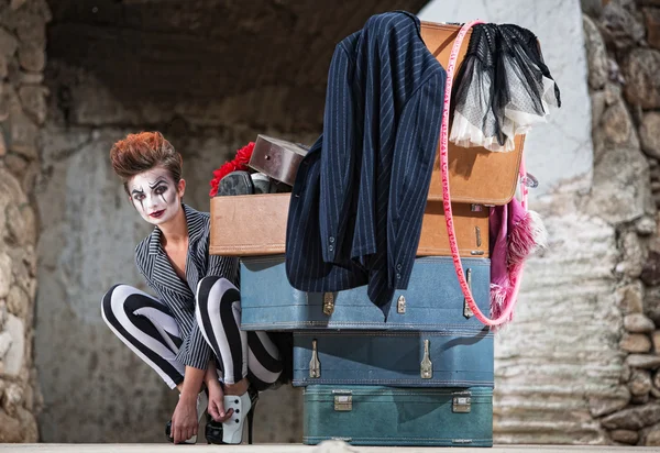 Grinning Clown Near Suitcases — Stock Photo, Image