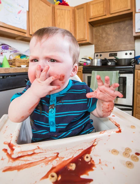 Grumpy criança come café da manhã — Fotografia de Stock