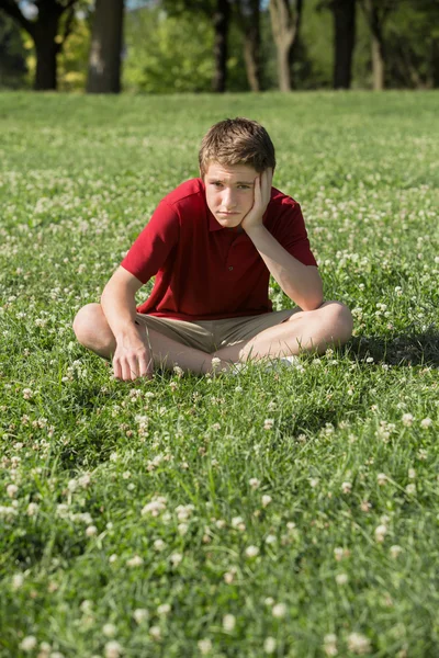 Trauriger Junge in kurzen Hosen — Stockfoto