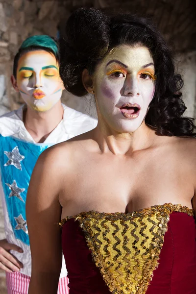 Mujer payaso y hombre soplando besos — Foto de Stock