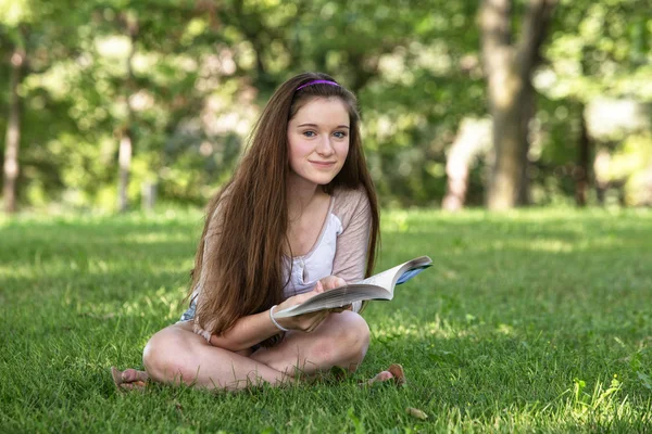 Lindo adolescente estudiar — Foto de Stock