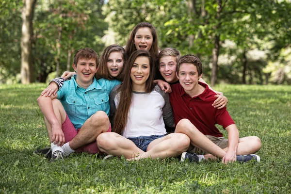 Felices amigos abrazando — Foto de Stock