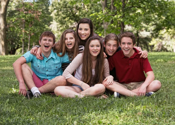 Gruppo ridente di sei adolescenti — Foto Stock