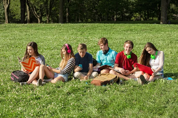 Seis adolescentes estudando — Fotografia de Stock