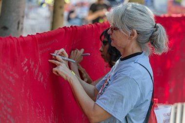 WRTITING Anıtı üzerinde AIDS şerit