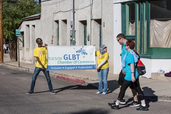 Lidé s Glbt komora znamení na Aidswalk — Stock fotografie