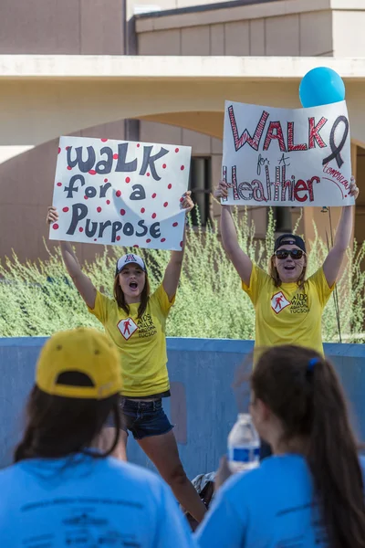 Женщины поощряют участников программы AIDSwalk — стоковое фото