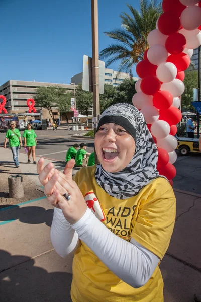 Žena povzbudivé účastníků na Aidswalk — Stock fotografie