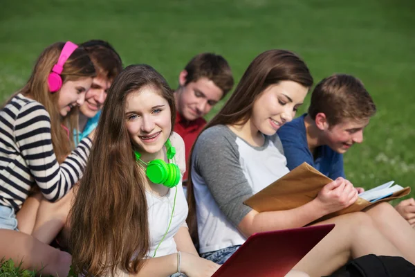 Gelukkig meisje met vrienden — Stockfoto