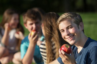 Apple ile mutlu gençlik