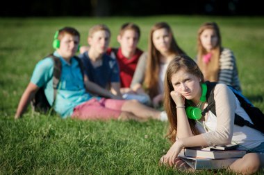 Grup ile yalnız Teen