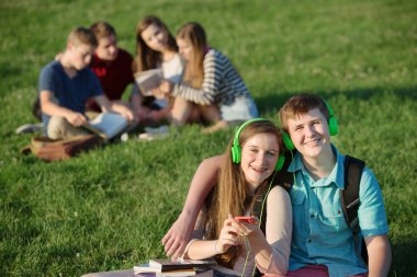 Sevimli gençler ile kulaklık