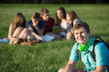 Gülümseyen genç öğrenci