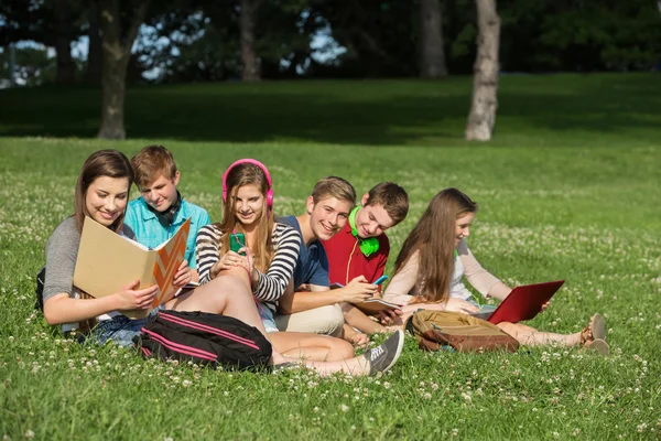 Étudiants joyeux faisant leurs devoirs — Photo