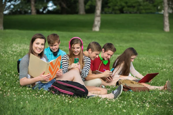 Adolescents mignons étudiant — Photo