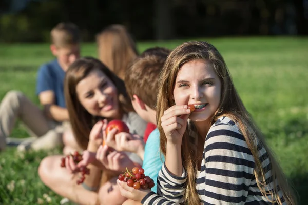 Dívka s rovnátkama jíst hrozny — Stock fotografie