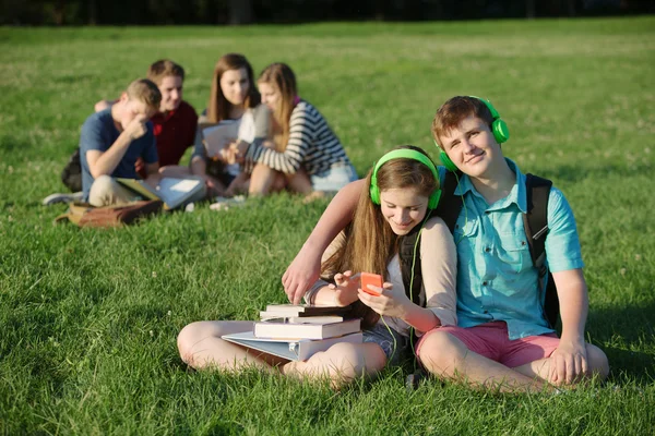 Graziosa coppia di adolescenti con cuffie — Foto Stock