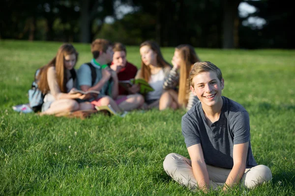 Alegre sonriente adolescente —  Fotos de Stock