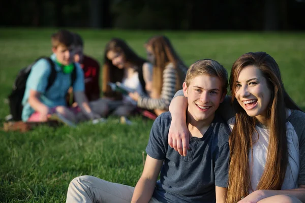 Feliz casal adolescente — Fotografia de Stock