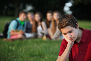 Kırmızı üzgün Teen