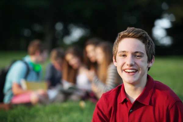 10 代の男性を笑い — ストック写真