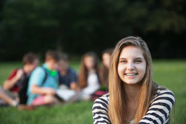Усміхнена дівчина з брекетами — стокове фото