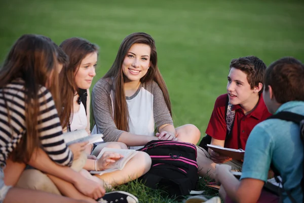 Grupo bonito de adolescentes estudantes — Fotografia de Stock