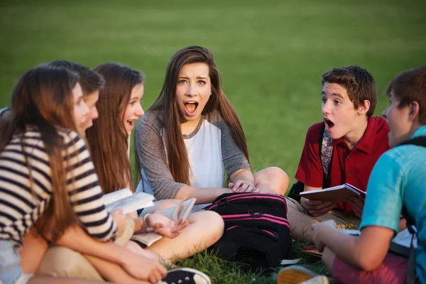 Estudante espantado com amigos — Fotografia de Stock
