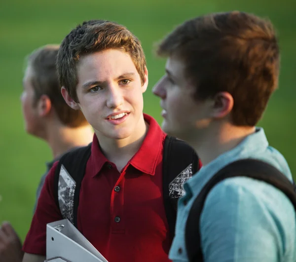 Deux adolescent les garçons parler — Photo